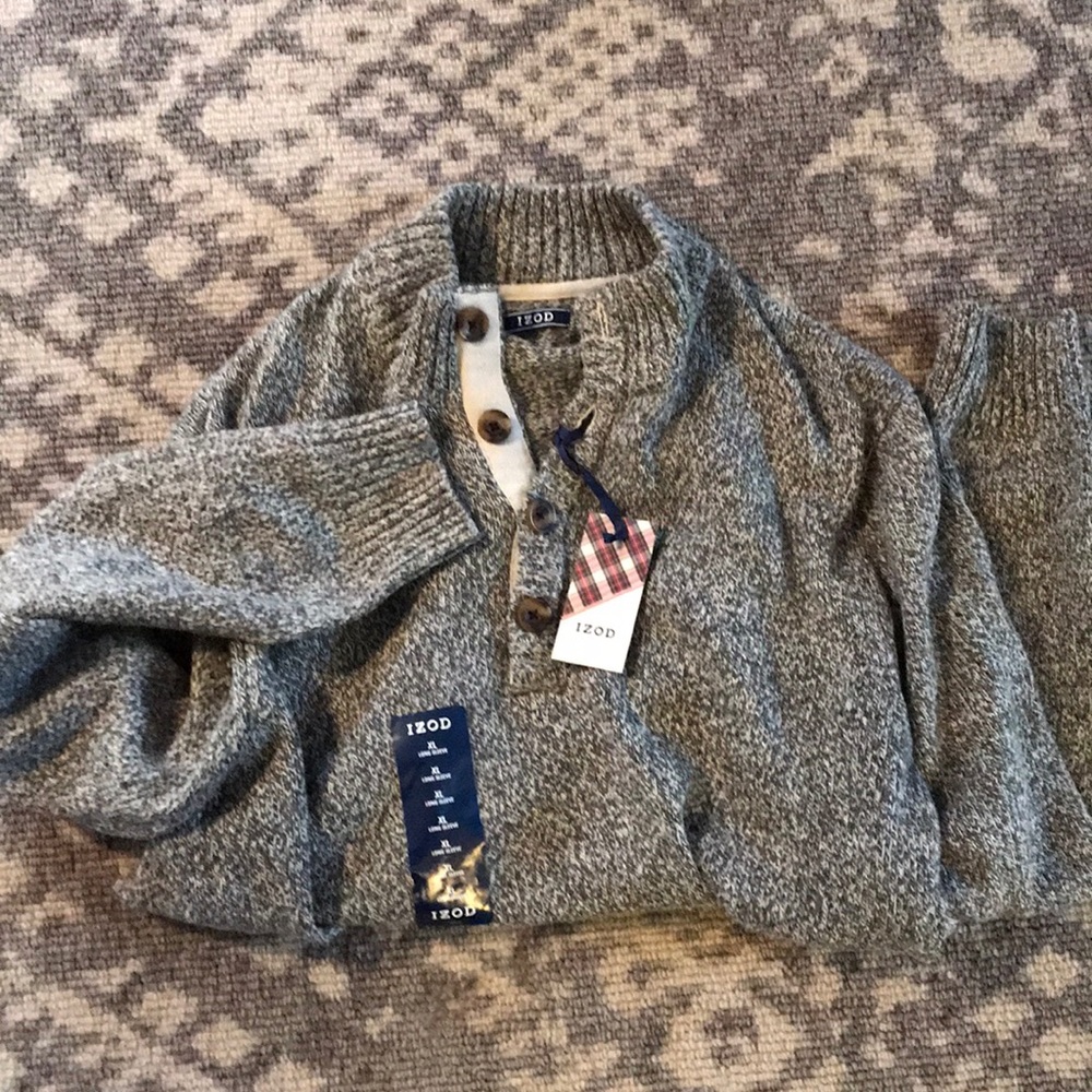 Izod men’s pull over sweater